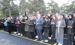 Depremlerde hayatını kaybedenler için saygı duruşunda bulunuldu