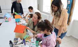 Öğrenciler ahşap kuş yuvası boyadı