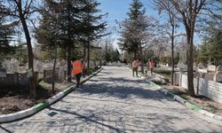 Mezarlıklar bayram için temizleniyor
