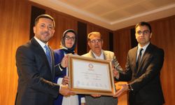 Nevşehir Belediye Başkanı Rasim Arı mazbatasını aldı