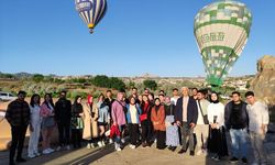 Vali Fidan Kızılay gönüllüsü öğrencileri balona bindirdi