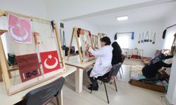 Kadınlar kök boya tekniği kullanarak halı ve kilim dokuyor