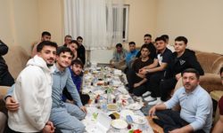 Arı öğrenci evinde sahur yaptı