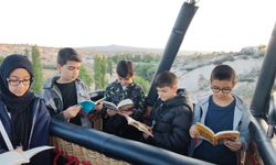 Öğrenciler sıcak hava balonunda kitap okudu