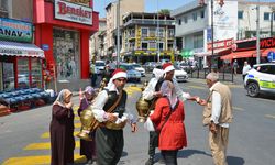 Sıcaktan bunalan vatandaşlar limonatayla serinledi