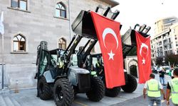 Belediyeye 2 iş makinesi hibe edildi