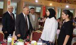 Protokol YKS’de 10 bine giren öğrencilerle buluştu