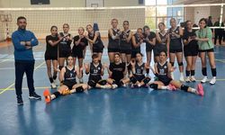 Kardelen Koleji voleybolda Altınyıldız’ı farklı yendi