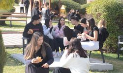 Kardelen Koleji’nde öğrencilere köfte ekmek sürprizi