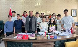 Bursluluk sınavında dereceye giren Kardelenli öğrencilere hediye