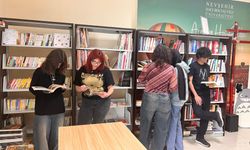 Küsmez’den NEVÜ’lü Öğrencilere Japonca ve Almanca Kitap Bağışı