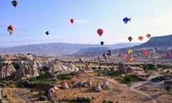Figürlü balonlar gökyüzüne yükseldi