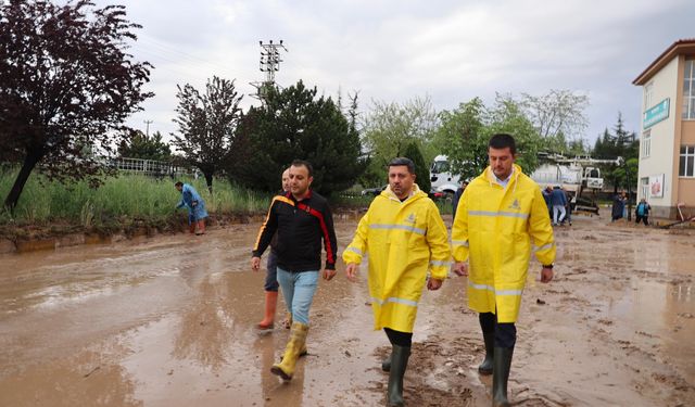 Yağışlar belediye ekiplerini teyakkuza geçirdi