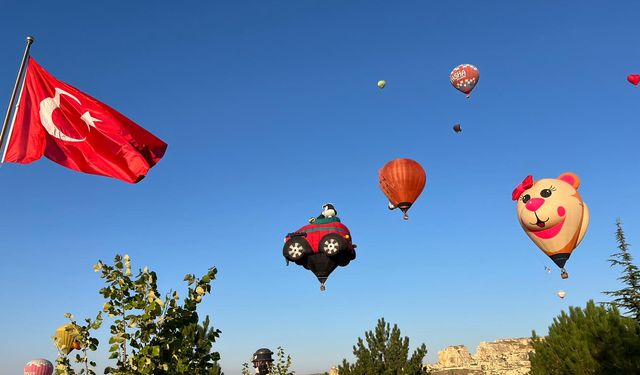 Figürlü balonlar Ürgüp’te uçtu