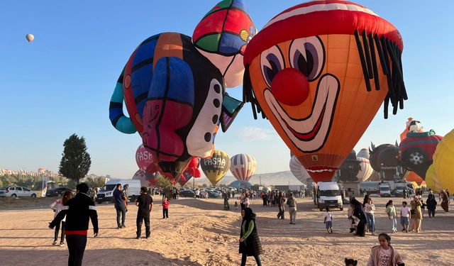 Kapadokya semaları figürlü balonlarla süslendi