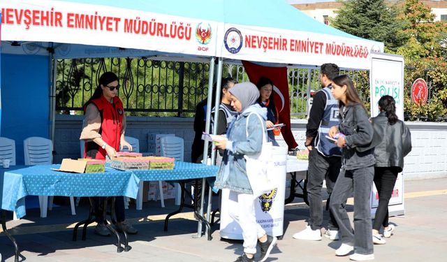 Emniyet üniversite öğrencilerini bilgilendirdi