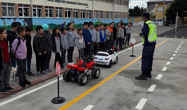 Jandarma öğrencileri trafik konusunda bilgilendirdi