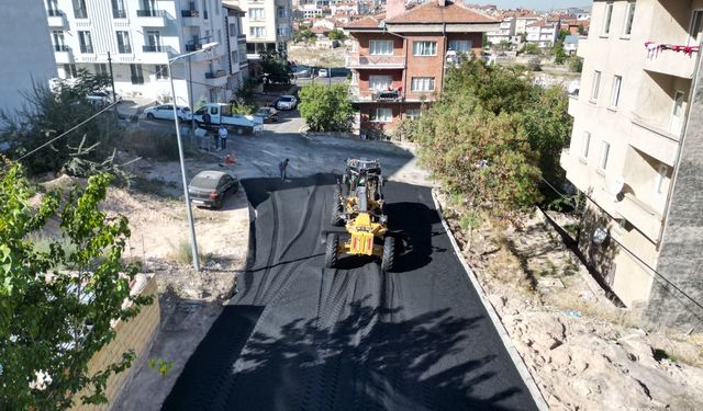 Mahallelerde yol ve kaldırım çalışmaları devam ediyor