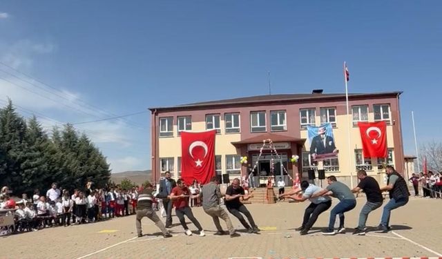 23 Nisan’da veliler yarıştı, öğrenciler eğlendi