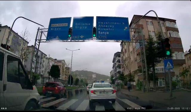 Kırmızıda durdu arkadan gelen araç çarptı
