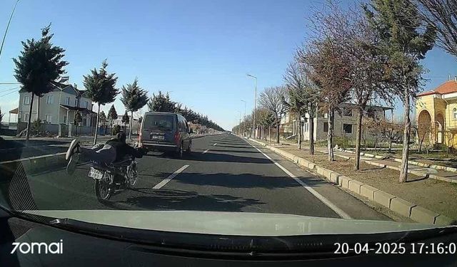 Yatarak motosiklet sürdü, 29 bin lira ceza yedi