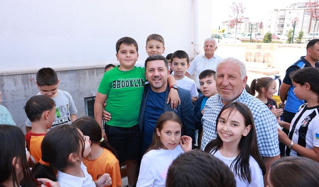 Başkan Arı’dan 1. sınıf öğrencilerine hediye