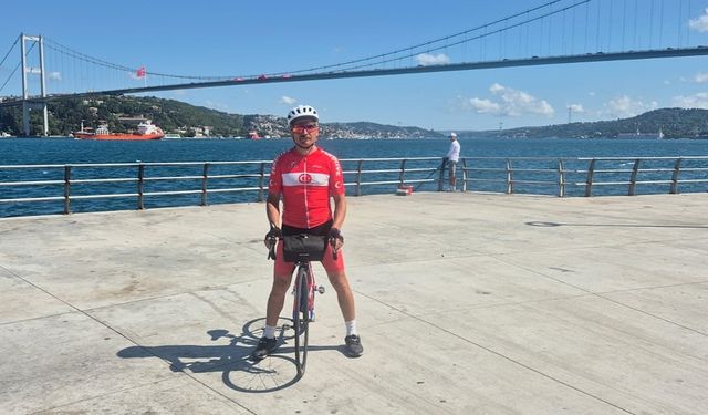 15 Temmuz anısına Türk bayrağı ve bisikletle yola çıktı
