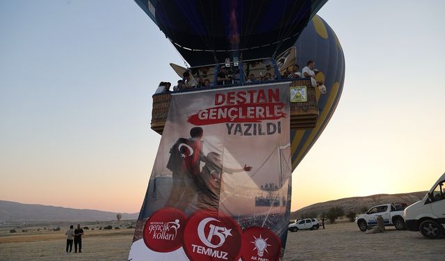 "AK Gençlik"ten sıcak hava balonuna 15 Temmuz pankartı