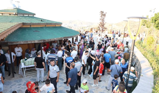 Kahveci Dağı’nda aşure dağıtıldı