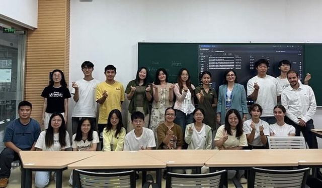 NEVÜ akademisyeni Gülez, Sichuan Üniversitesinde ders verdi