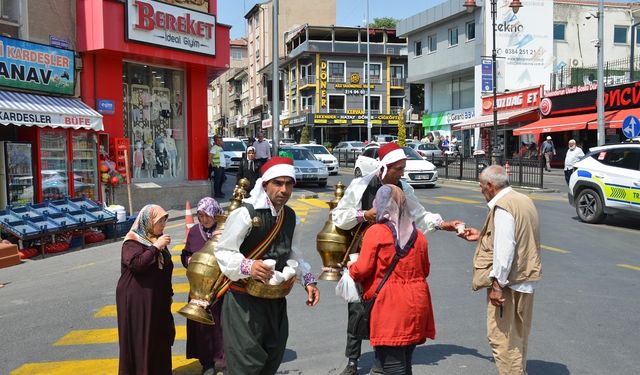 Sıcaktan bunalan vatandaşlar limonatayla serinledi