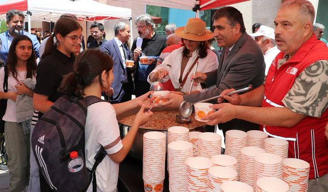 "Yas-ı Matem ve İmam Zeynel Abidin'in Kurtuluşu" kapsamında aşure dağıtıldı