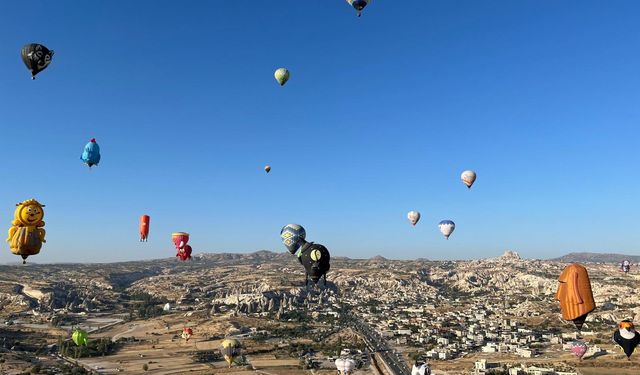 Figürlü balonlar Kapadokya semalarında