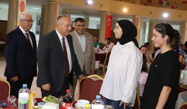 Protokol YKS’de 10 bine giren öğrencilerle buluştu