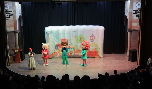 Damla’nın Dolabı çocuk tiyatrosu sahnelendi