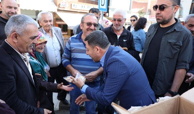 Kabak çekirdeği dağıtıldı