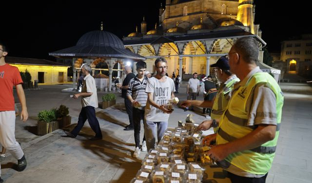Mevlit Kandili’nde kandil simidi ve şerbet dağıtıldı