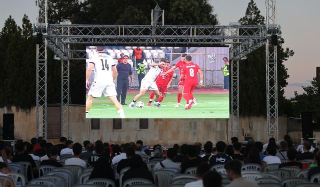 Milli maç dev ekranda izlendi