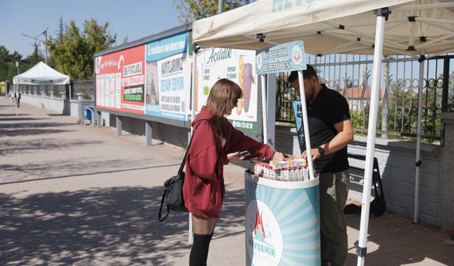 Üniversiteli öğrencilere hoş geldiniz ikramı