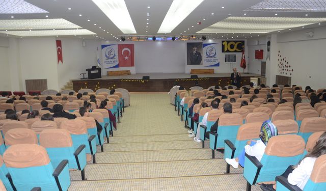 Kardelen'de 9’uncu sınıflara YKS ve verimli ders çalışma teknikleri anlatıldı