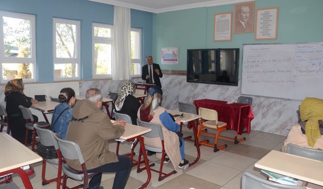 Özel Kardelen Fen ve Anadolu Lisesinde 12. sınıfların veli toplantısı yapıldı