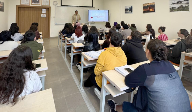 Rektör Aktekin, Çin Kültürü dersine konuk oldu