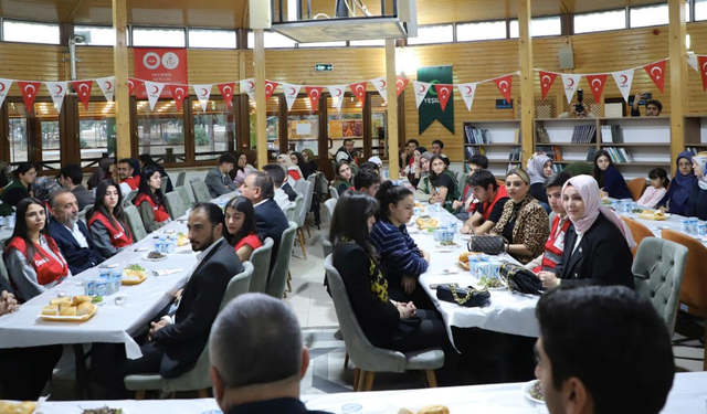 Vali Fidan ve Rektör Aktekin Kızılay gönüllüsü NEVÜ'lülerle buluştu