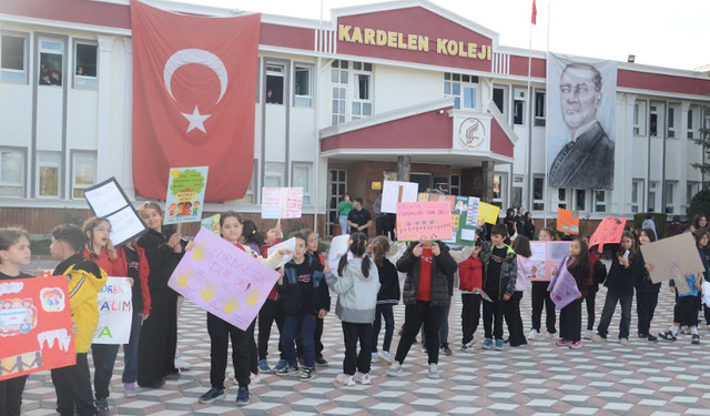 Kardelenli öğrencilerden “Akran zorbalığına hayır” yürüyüşü