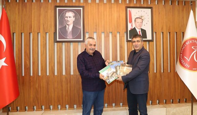 Küsmez, NEVÜ’lü öğrencilere kitap bağışında bulundu