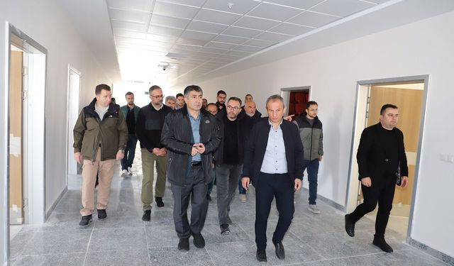 Rektör Aktekin yeni binayı inceledi