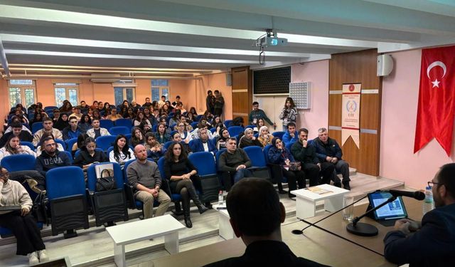 “Uluslararası İlişkiler ve Komplo Teorileri” konferansı düzenlendi