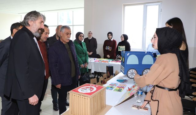 “Öğretim Teknolojileri ve Materyal Tasarımı – Minik Eller Sergisi”