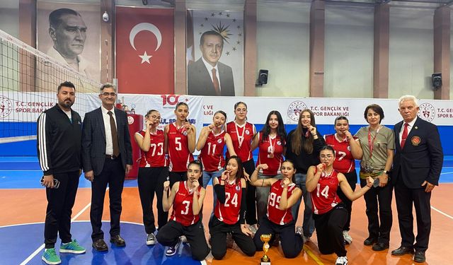 Kardelen genç kız voleybol takımı 3. oldu