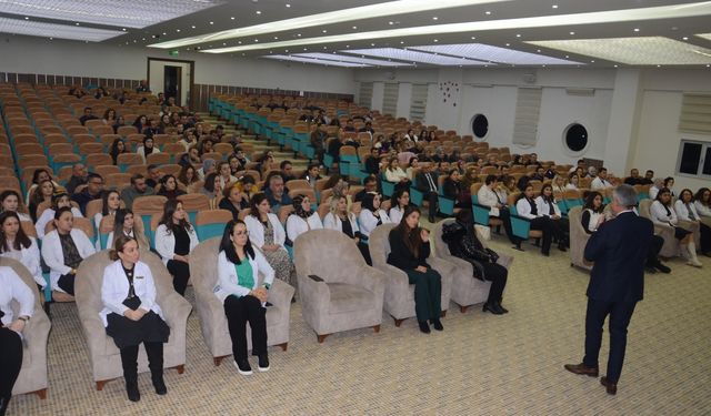 Kardelenli veliler bursluluk sınavı hakkında bilgilendirildi